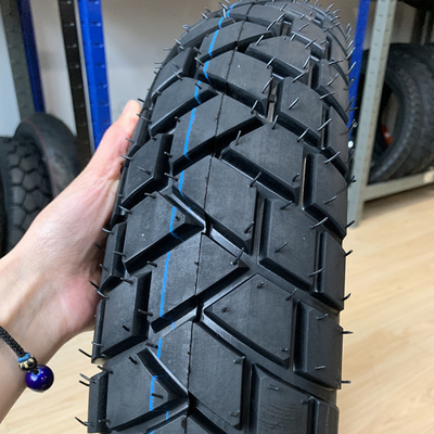 Los neumáticos para motocicletas del puerto de Qingdao 18 con una capacidad de producción de 5000 unidades por día