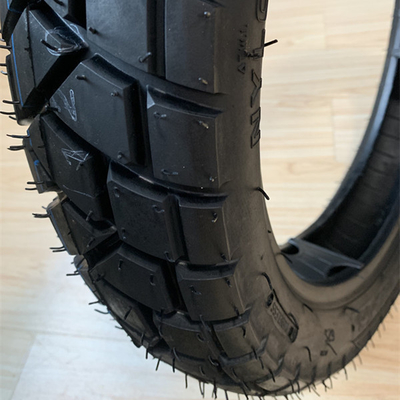 Los neumáticos para motocicletas del puerto de Qingdao 18 con una capacidad de producción de 5000 unidades por día