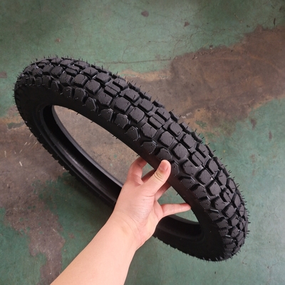 Contenido de caucho del 35% al 55% neumático de motocicleta de caucho natural 3.00-18 neumáticos sin tubos en el mejor de los casos