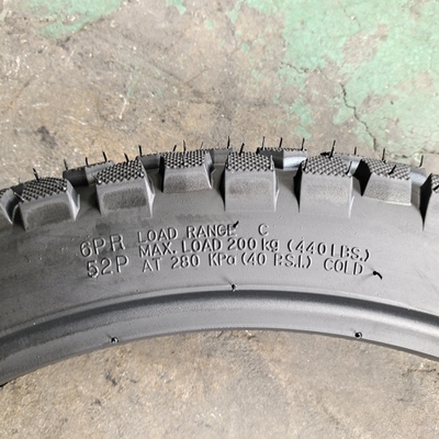 Contenido de caucho del 35% al 55% neumático de motocicleta de caucho natural 3.00-18 neumáticos sin tubos en el mejor de los casos