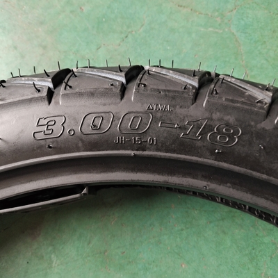 Pneumático sin tubo para motocicletas 3.00-18 35%-55% Contenido de caucho 6pr/8pr Ply Rating
