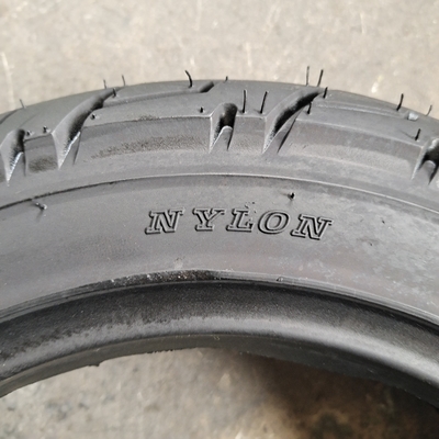Pneumático de motocicleta sin tubo 3.50-10 3.00-10 con materia prima natural de caucho acero nylon