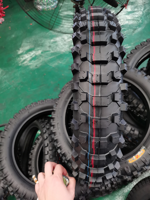 Tubos superiores y interiores para bicicletas de tierra fuera de la carretera de patrón cruzado de motocicleta 45% contenido de caucho