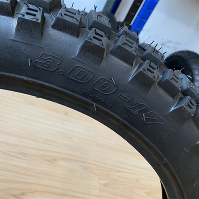 5000 piezas por día neumáticos de moto Maxxis para Bajaj Boxer 300-17 Contenido de caucho 35%-55%