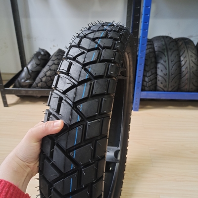 35%-55% Contenido de caucho 120/80-18 Ruedas de motocicletas neumáticos Diseño profundo para el rendimiento