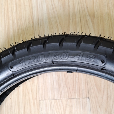 35%-55% Contenido de caucho 120/80-18 Ruedas de motocicletas neumáticos Diseño profundo para el rendimiento