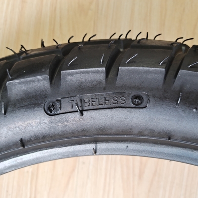 35%-55% Contenido de caucho 120/80-18 Ruedas de motocicletas neumáticos Diseño profundo para el rendimiento