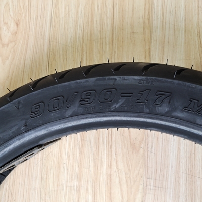 Contenido de caucho del 35% al 55% 90/90-17 TL neumático de motocicleta para la certificación ISO9001
