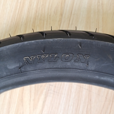 Contenido de caucho del 35% al 55% 90/90-17 TL neumático de motocicleta para la certificación ISO9001