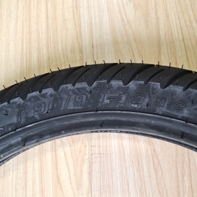 Contenido de caucho del 35% al 55% 90/90-18 neumático de motocicleta para la naturaleza Materia prima de caucho acero nylon