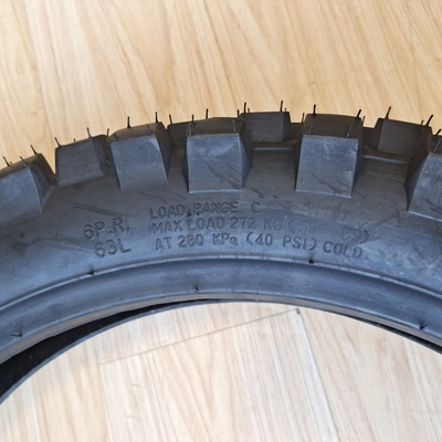 Pneumático de motocicleta 110/90-18 8PR para el mercado de Venezuela Contenido de caucho negro 35%-55% Durable