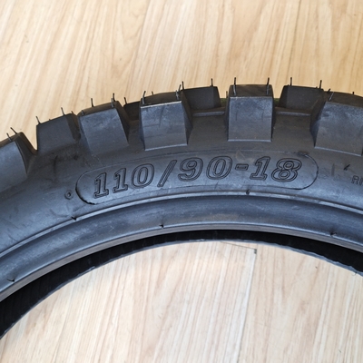 Pneumático de motocicleta 110/90-18 8PR para el mercado de Venezuela Contenido de caucho negro 35%-55% Durable
