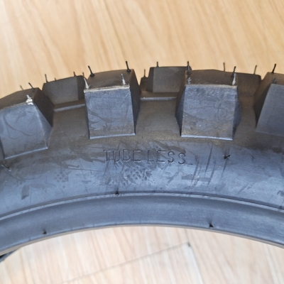 Pneumático de motocicleta 110/90-18 8PR para el mercado de Venezuela Contenido de caucho negro 35%-55% Durable