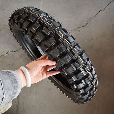 neumático de motocicleta negro 4.60-17 con material de caucho natural y diseño sin tubos