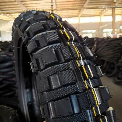 neumático de motocicleta negro 4.60-17 con material de caucho natural y diseño sin tubos