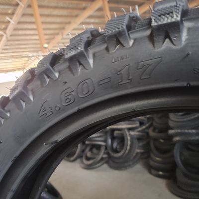 neumático de motocicleta negro 4.60-17 con material de caucho natural y diseño sin tubos