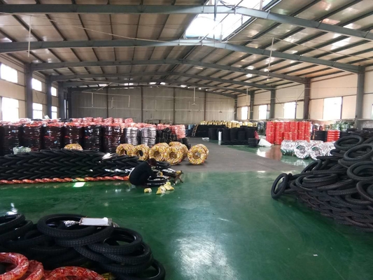 Pneumático de motocicleta 17 pulgadas Motocicleta con diseño profundo Capacidad de producción de 5000 piezas por día