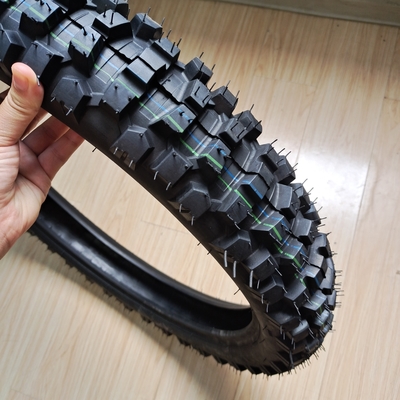 Cáscara de neumáticos de caucho súper alto neumáticos de motocicletas 3.00-21 en el puerto de carga Puerto de Qindgao
