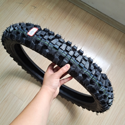 Cáscara de neumáticos de caucho súper alto neumáticos de motocicletas 3.00-21 en el puerto de carga Puerto de Qindgao