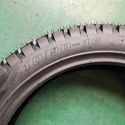 Maxxis Motorcycle Tire Tubeless 110/90-16 con contenido de caucho del 35% al 55% en el puerto de Qingdao