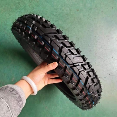Maxxis Motorcycle Tire Tubeless 110/90-16 con contenido de caucho del 35% al 55% en el puerto de Qingdao