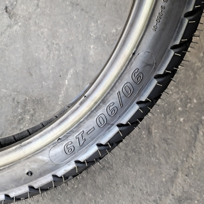 Pneus de piedra de fuego de alta resistencia a la tracción Pneus de motocicleta 90 90 19 en el puerto de Qingdao