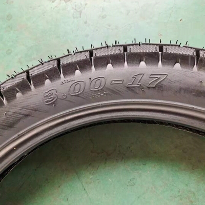 Carga en el puerto de Qingdao 300X17 Pneus Firestone Motocicleta con vida útil extendida