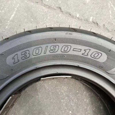 Contenido de caucho del 35% al 55% neumático de motocicleta 130/90-10 6Pr sin tubo para el mercado africano