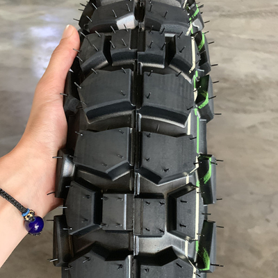 Super 460-18 neumáticos y tubos de gomas para motocicletas en el puerto de Qingdao
