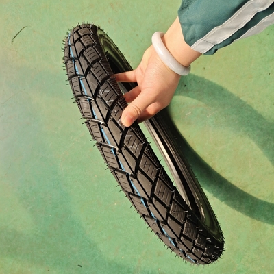 Pneus de motocicleta de diseño profundo 275-17 5000 pcs por día Capacidad y diseño de patrones profundos