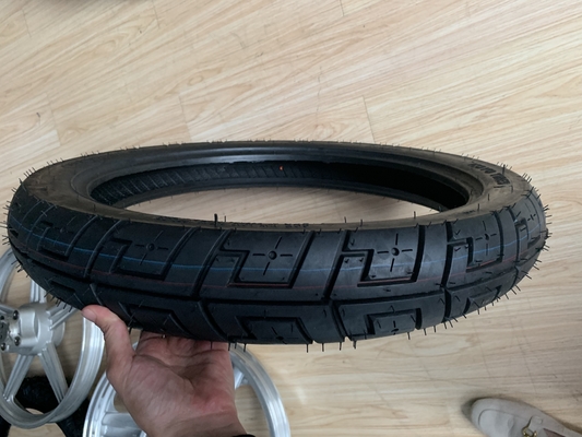 Super neumático de goma para motocicletas 90/90/18 con capacidad de producción de 5000 piezas por día