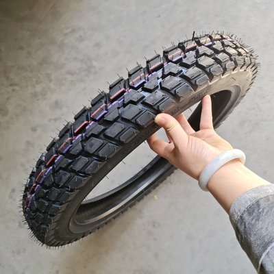 Pneumático de motocicleta de carga en el puerto de Qingdao 3.00-17 con carcasa de neumático de larga duración