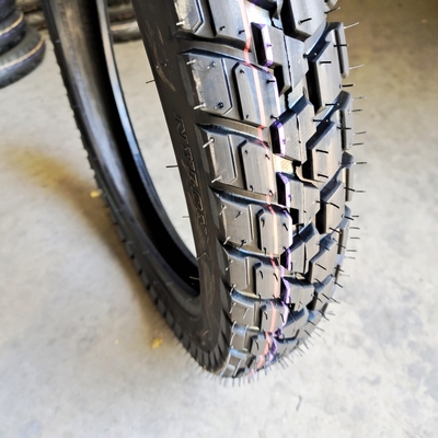 Mercado africano 3.00-17 neumáticos para motocicletas neumáticos sin tubos con un contenido de caucho del 35% al 55%