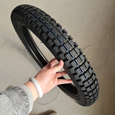 3.00-18 neumático de motocicleta sin tubo para el mercado vida útil 20000 KM contenido de caucho 35%-55%
