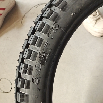 3.00-18 neumático de motocicleta sin tubo para el mercado vida útil 20000 KM contenido de caucho 35%-55%