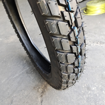 Contenido de caucho 35%-55% 300*18 neumáticos para motocicletas en el puerto de Qingdao