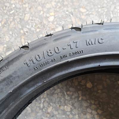 110/80-17 8PR Pneumático de motocicleta de alta resistencia a la tracción de larga duración para el mercado de Venezuela
