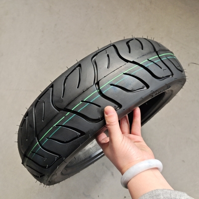 5000 piezas por día Capacidad de producción 13 pulgadas sin tubo 130/70-13 neumático de motocicleta