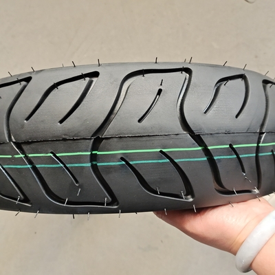 5000 piezas por día Capacidad de producción 13 pulgadas sin tubo 130/70-13 neumático de motocicleta