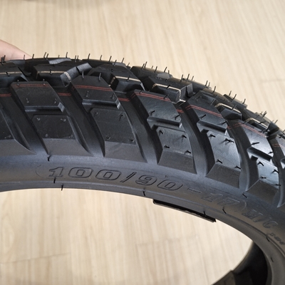 Pneumático de motocicleta de diseño profundo OEM 100/90-17 110/90-17 TT/TL con un contenido de caucho del 35% al 55%