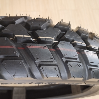 Pneumático de motocicleta de diseño profundo OEM 100/90-17 110/90-17 TT/TL con un contenido de caucho del 35% al 55%