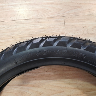 Pneumático de motocicleta de diseño profundo OEM 100/90-17 110/90-17 TT/TL con un contenido de caucho del 35% al 55%
