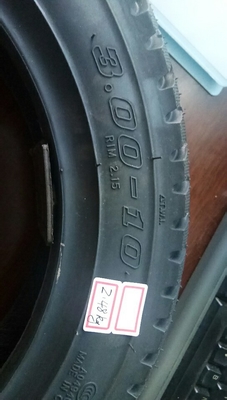 Top- 3.00-10/30010 neumático de motocicleta con clasificación de pliegue 6PR/8PR y contenido de caucho del 30% al 55%