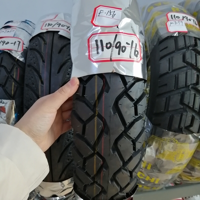 16 pulgadas 110/90-16 neumáticos de moto sin tubo en el puerto de Qingdao con presión de aire 280kpa
