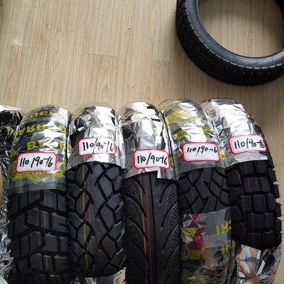 Carga en el puerto de Qingdao 110/90-16 neumático de motocicleta con resistencia a la tracción 10.5 Rendimiento