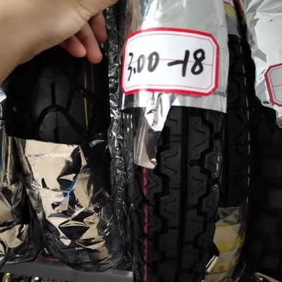 Diseño profundo de neumáticos de motocicleta de 18 pulgadas para carga en el puerto de Qingdao