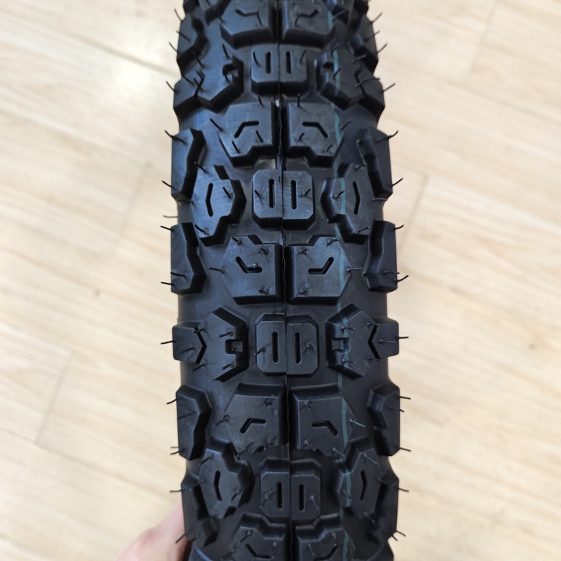 Materia prima Naturaleza caucho acero neumático sin tubo de motocicleta de nylon 90/90-18 en directo