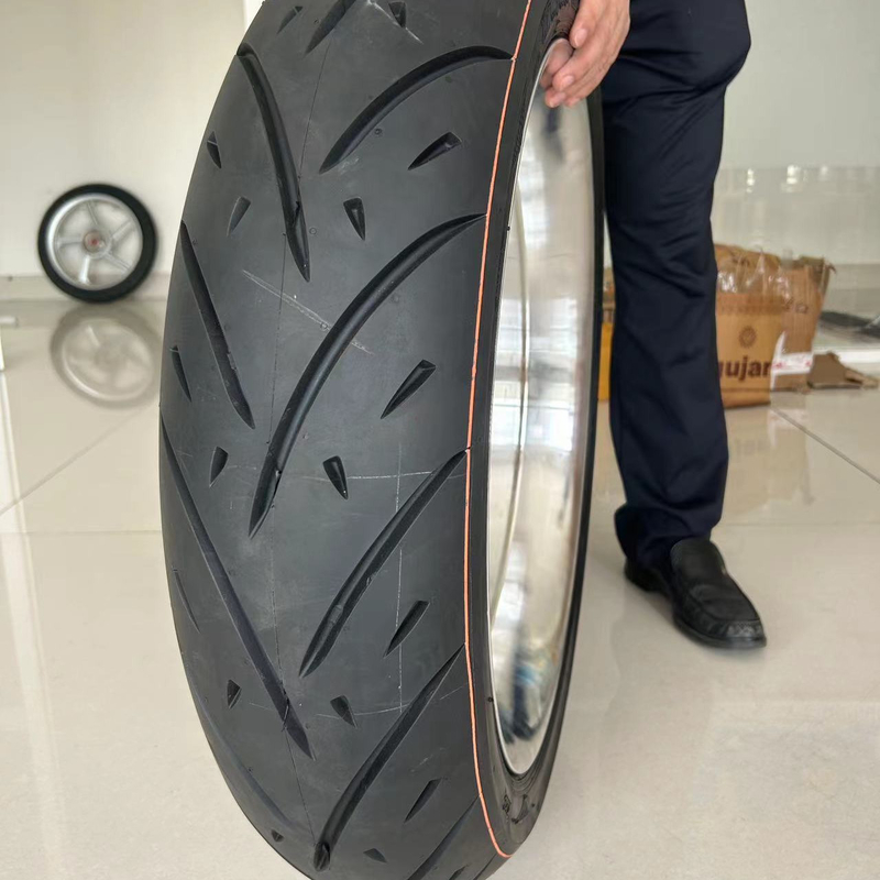170/50-21 160/50-23 Pneumático de fusión a medio calor para motocicletas 8.2 kg Tiempo de entrega 25-30 días