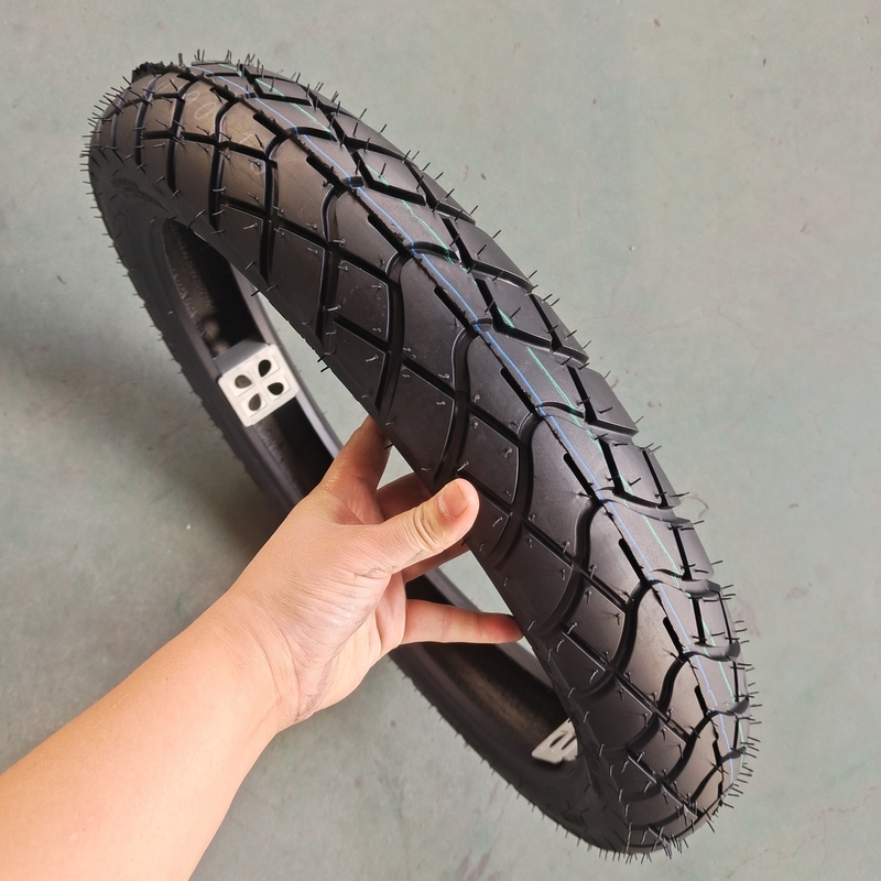 Mercado de América del Sur 90/90-18 neumático trasero de motocicleta con estilo diferente y peso de 3,6 kg