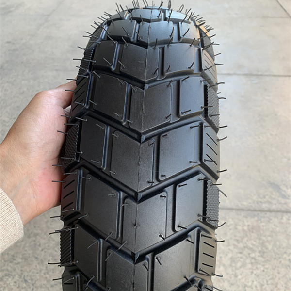 110/90-10 Tamaño del neumático Resistencia a la tracción 10.5 neumático de motocicleta para el mercado de Filipinas
